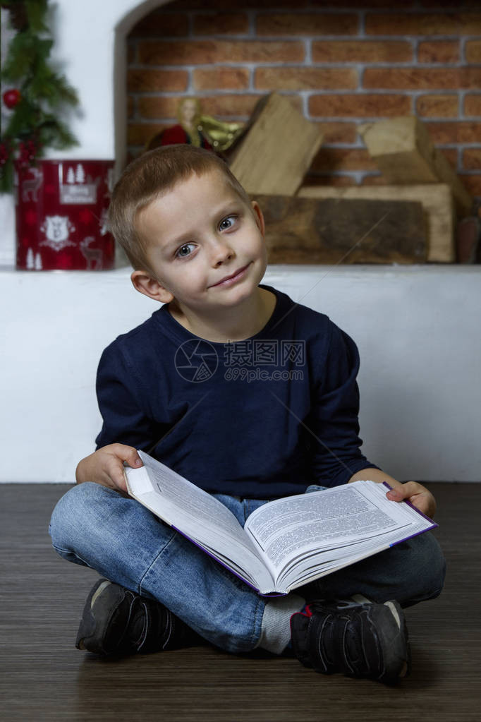 小男孩在看书图片