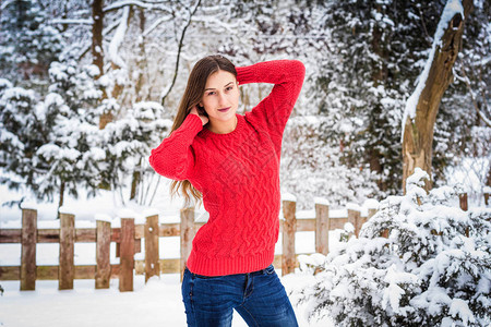 冬天穿红色拖车的女孩在雪图片