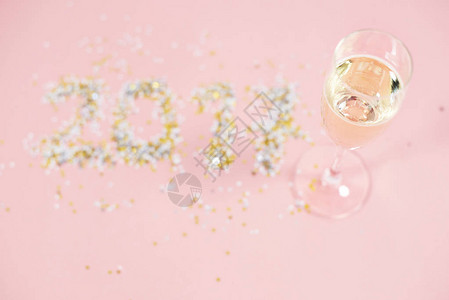 以粉红背景为新年用玻璃香背景图片