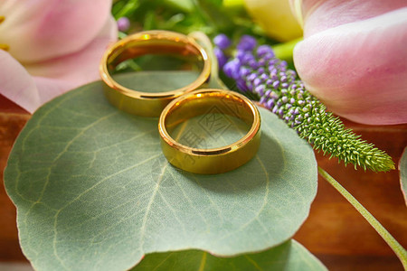 绿叶上结婚戒指的特写图片