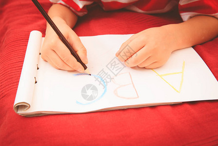 小男孩学习写信学习和教育图片