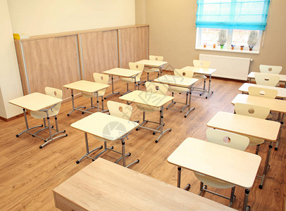 有椅子和书桌的空教室图片