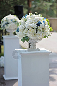 美丽的婚礼花束白玫瑰花束在户图片