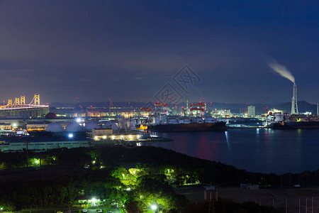 大濑户大桥和夜晚的工业区图片