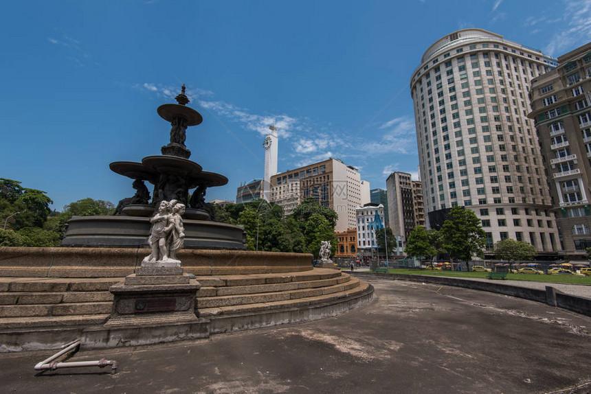 圣雄甘地广场的空喷泉与蓝天下里约热内卢图片