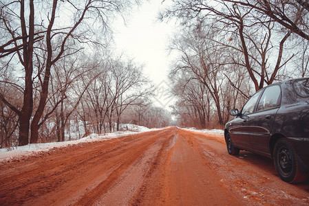 雪道因路边或车在路边变红背景图片