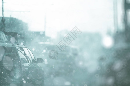 冬天大雪时汽车模糊的背景图片