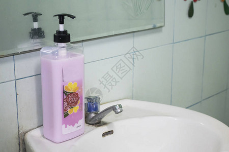 浴室里的一瓶洗发水图片
