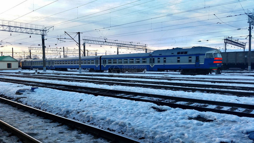冬季初傍晚搭乘火车的客运和货运车行图片