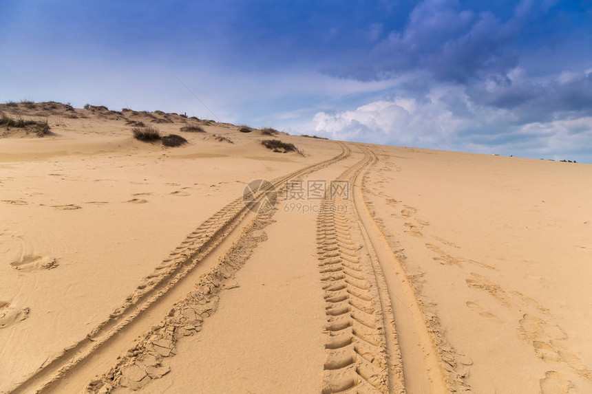 沙丘上的轮胎痕迹图片