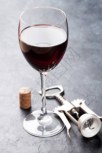 红葡萄酒杯和石本图片