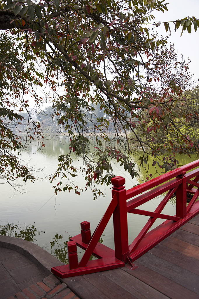 越南河内HoanKiem湖上的图片
