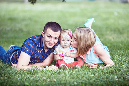 在夏日公园度过周末的幸福家庭图片