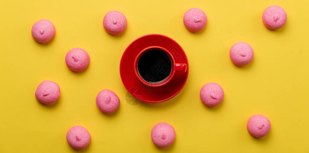 粉红棉花糖和一杯咖啡的照片图片