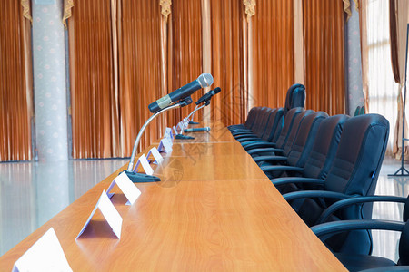 会议室或会议厅的办公桌或子和豪华椅子图片