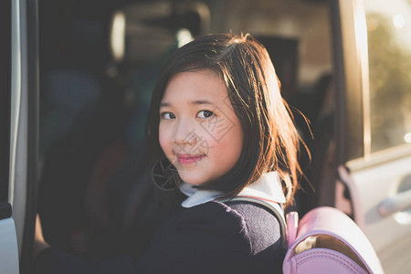 身着校服的亚洲女孩乘车图片