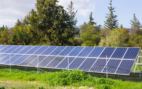 太阳能电池板从太阳中产生绿色环保图片