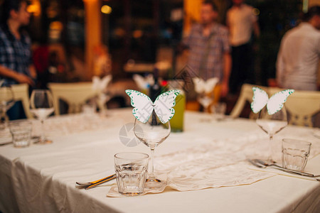 婚礼宴会餐厅的香槟酒杯和图片