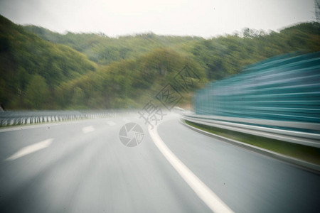 高速公路上的雨天图片