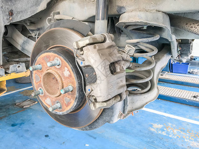 汽车修理在车库里更换刹车轮胎图片