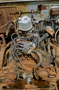 一辆旧的V8汽车发动机和车块显示车辆引擎盖下发图片