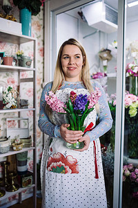 在花店里站立的花瓶中女图片