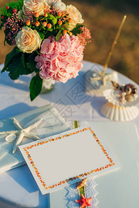 在黑山举行婚礼的桌子婚纱装饰图片