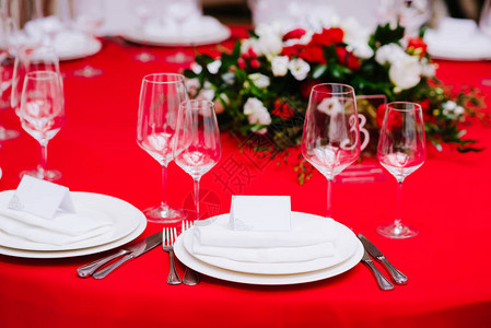 在婚礼仪式上用白色和红色装饰的花束和设置图片