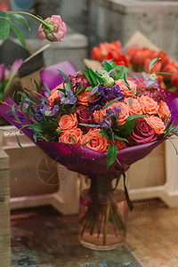 华丽而温柔的粉红色和白色玫瑰花束花瓶中的花图片