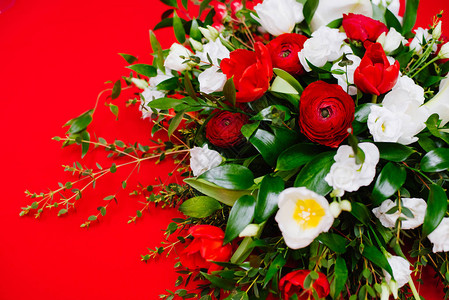 盛丽的新鲜花束红色龙卷风白图片