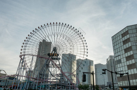 横滨市的摩天轮和商业建筑图片