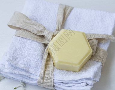 棉毛巾上的有机百香蜂肥皂图片