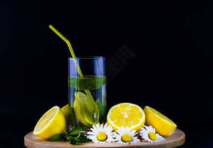 新鲜柠檬水和柠檬图片