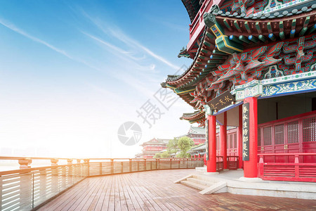 滨江长廊与古典建筑图片