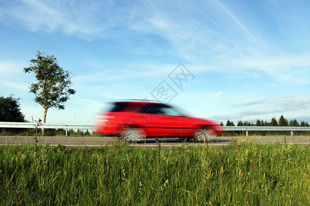 德国道路上的草坪在路上开车太快了在高清图片