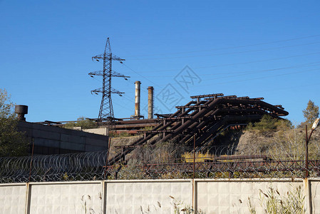 拥有工业立交桥和电力线桅杆的工厂区图片