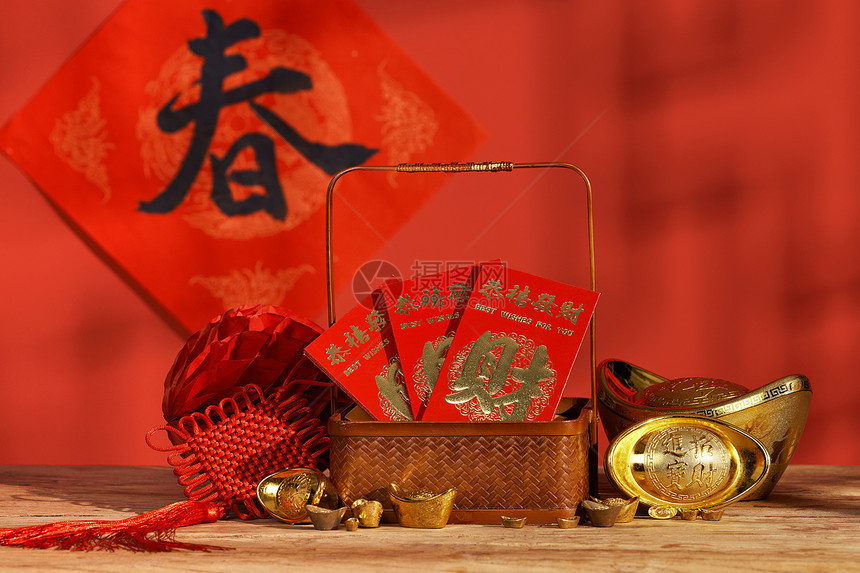 桌面上摆放的金元宝与新年红包图片