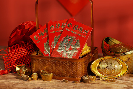 红包与金币桌面上摆放的新年红包与金元宝特写背景