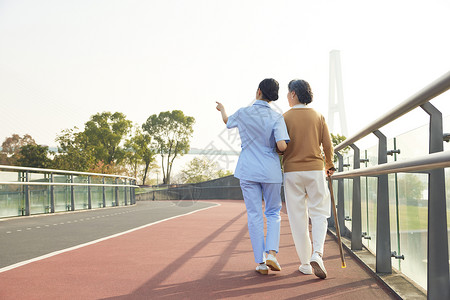 胖女老人素材女护工陪伴老人公园散步背影背景