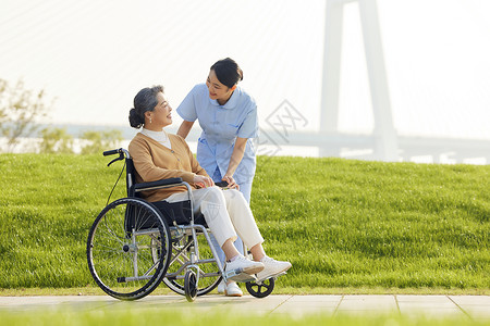 女护工照顾行动不便的老人康复护理高清图片素材