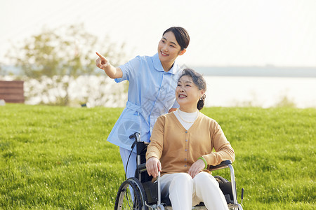 女护工照顾行动不便的老人老年人高清图片素材