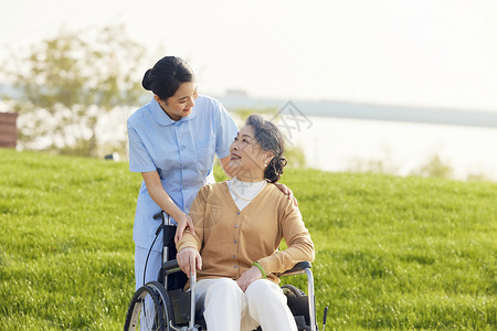 女护工照顾行动不便的老人老年健康高清图片素材