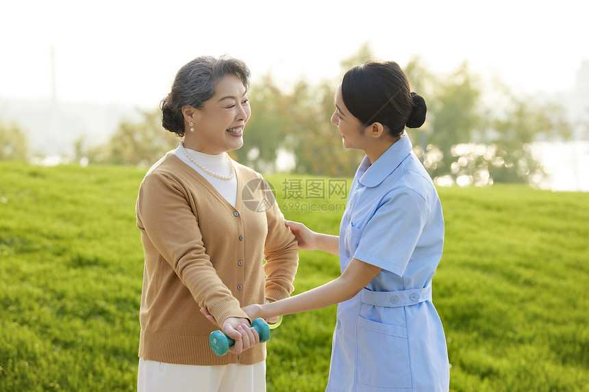 年轻女护工指导老奶奶康复运动图片