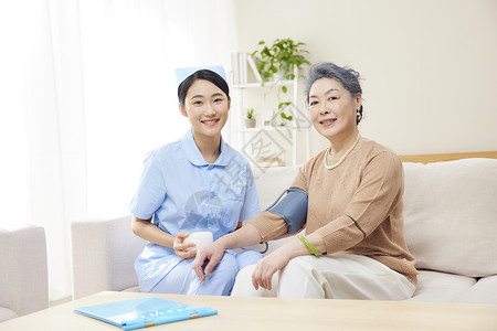 护工给老年患者测量血压照顾高清图片素材