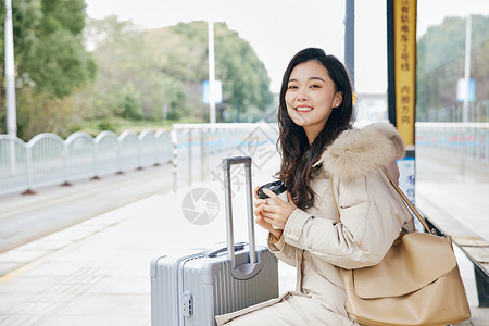 春节通知放假在站台等车的女性背景