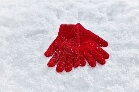 冬日雪地里的红色保暖手套图片