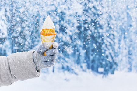 手拿雪花素材雪地里手拿冰淇淋特写背景