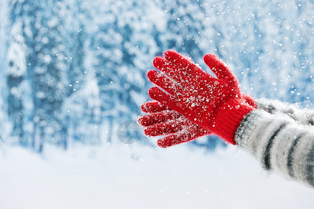 冬日雪地里玩雪手部特写节日高清图片素材