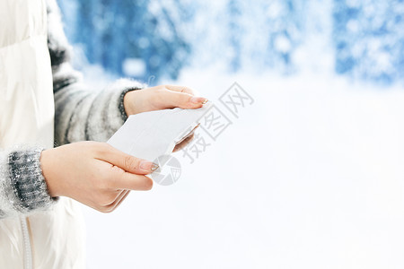 雪地里使用暖宝宝保暖特写图片