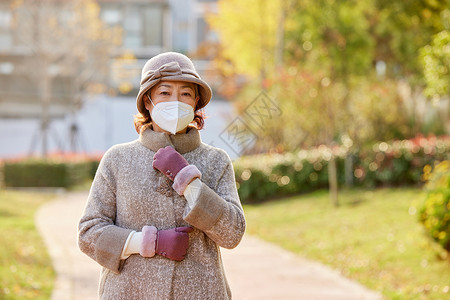 生病中的女孩户外散步的中老人背景